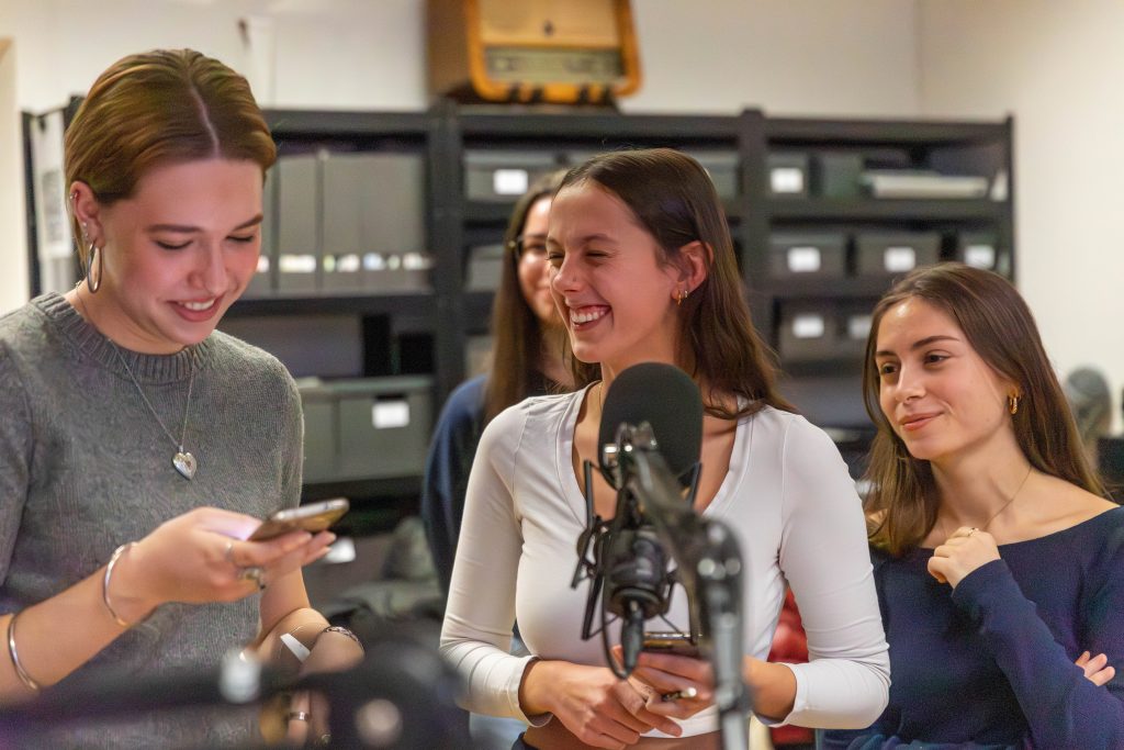 junge Frauen vor einem Mikrofon