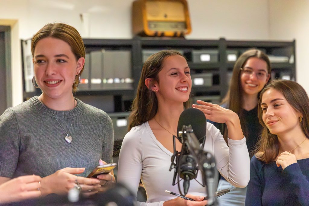 junge Frauen vor einem Mikrofon