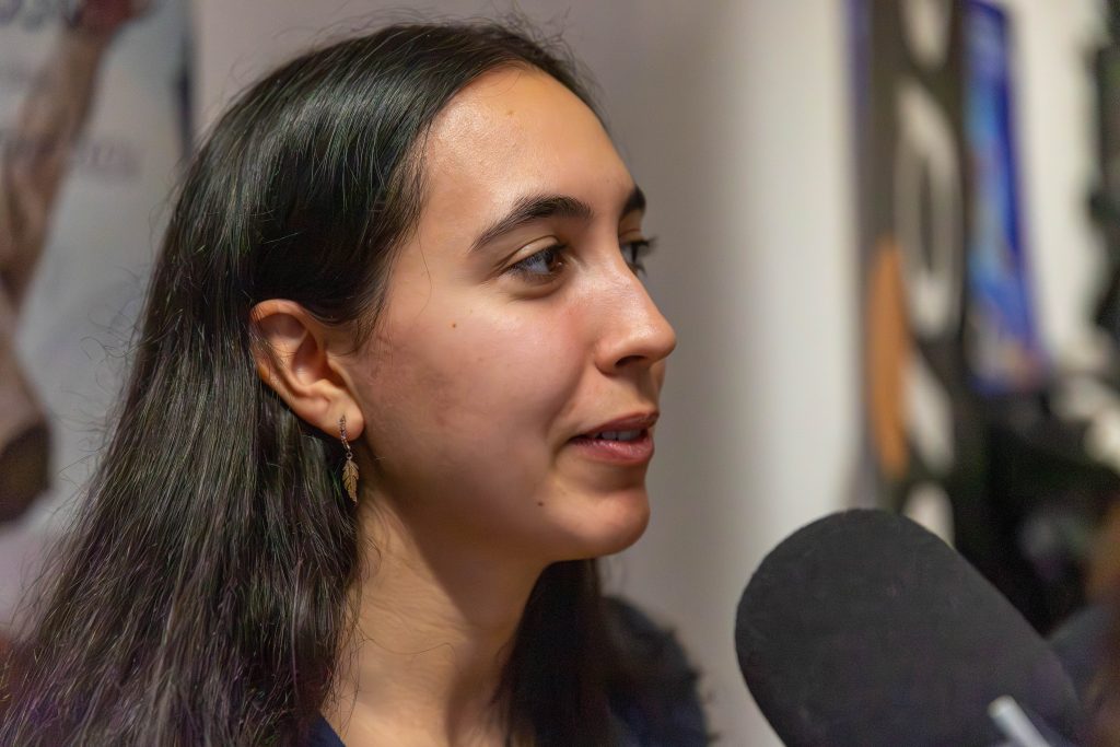 junge Frau vor einem Mikrofon