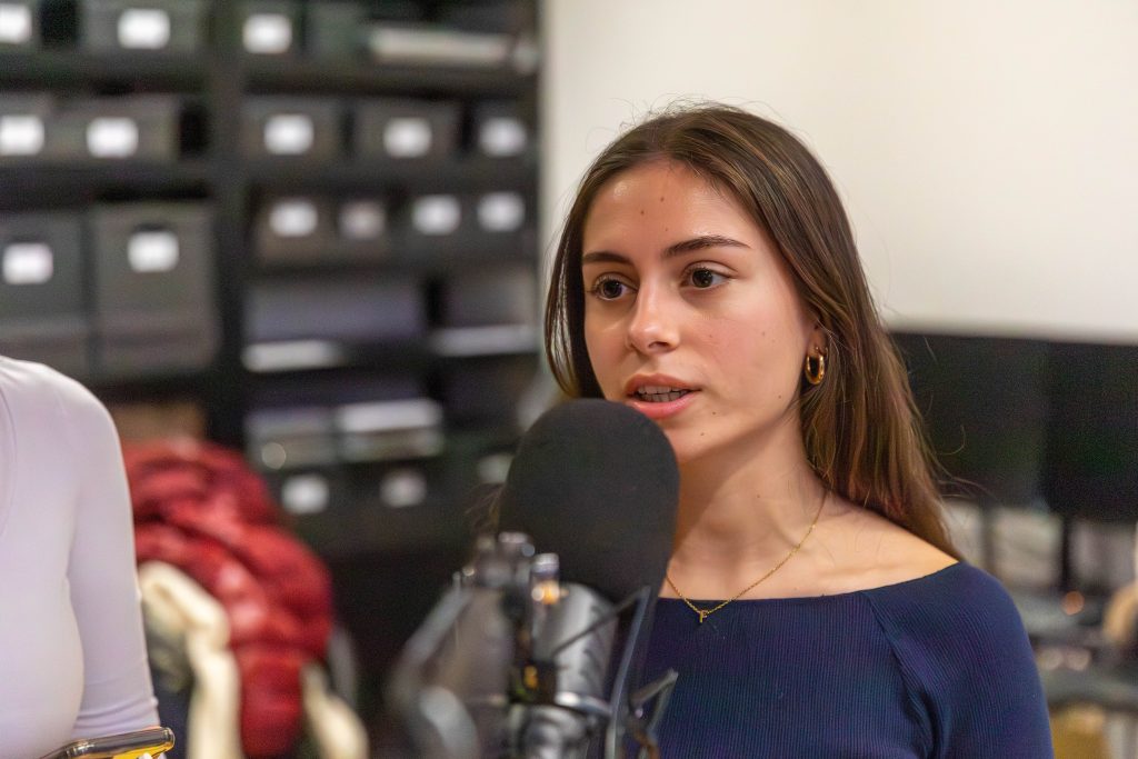 junge Frau vor einem Mikrofon