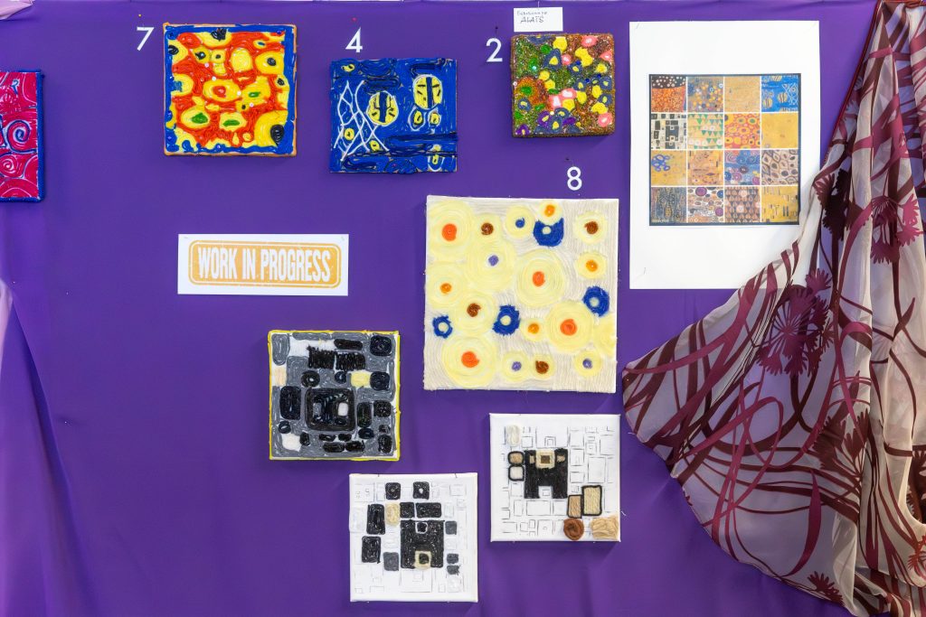 Schülerkunstwerke im Stil von Klimt