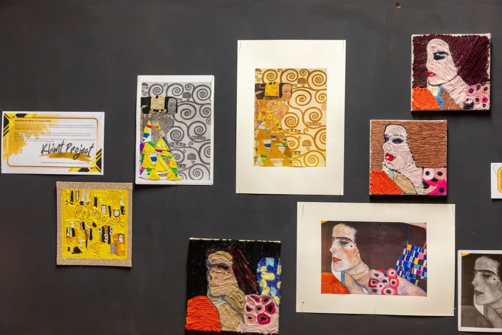 Schülerkunstwerke im Stil von Klimt