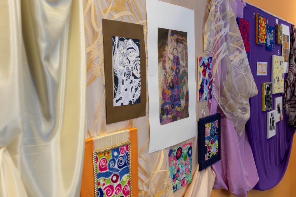 Schülerkunstwerke im Stil von Klimt