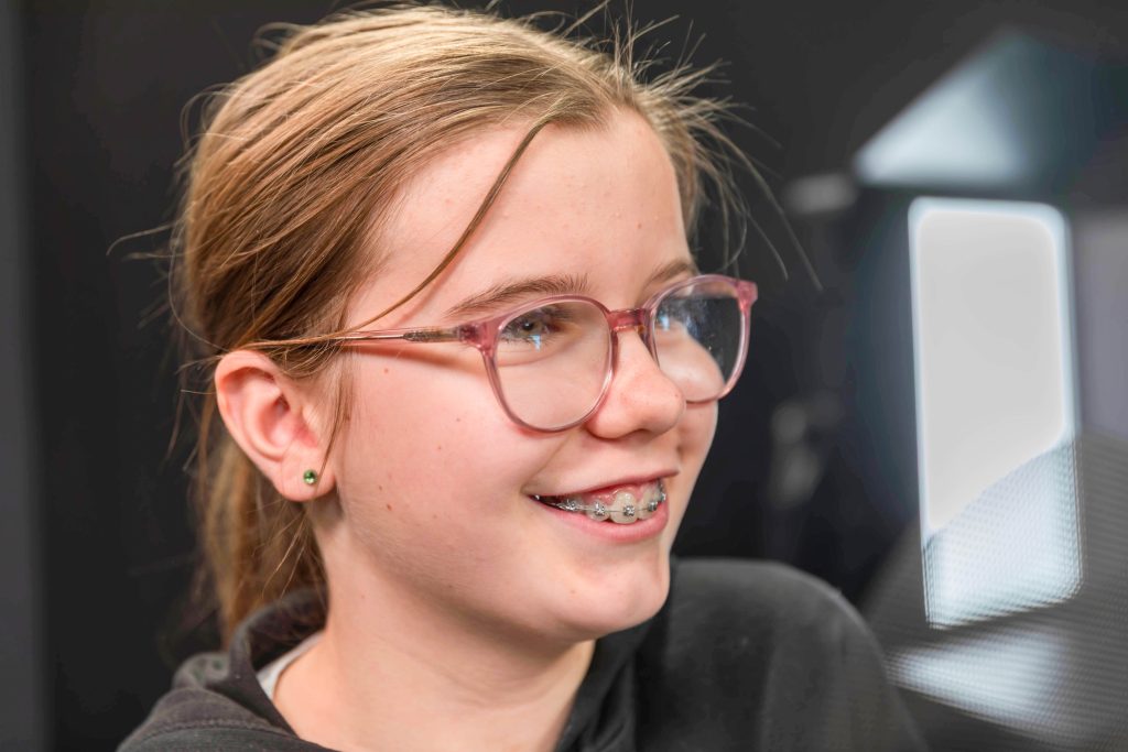 Mädchen mit Brille und Zahnspange