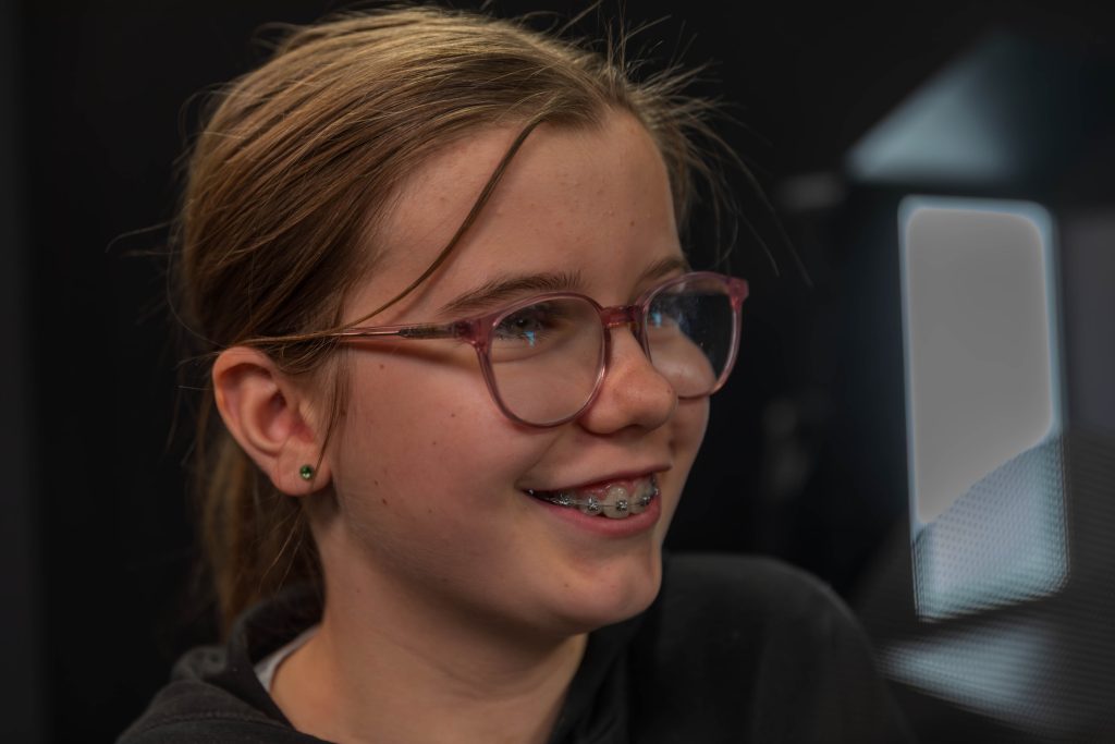 zwei kinder in einem klassenzimmer