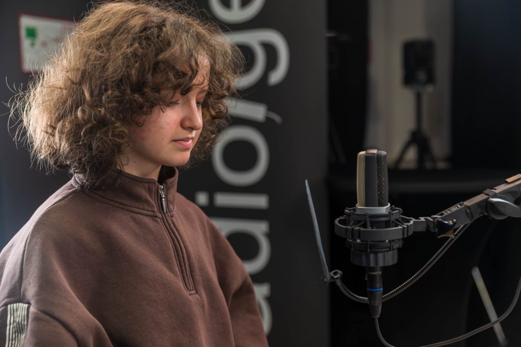 zwei kinder in einem klassenzimmer