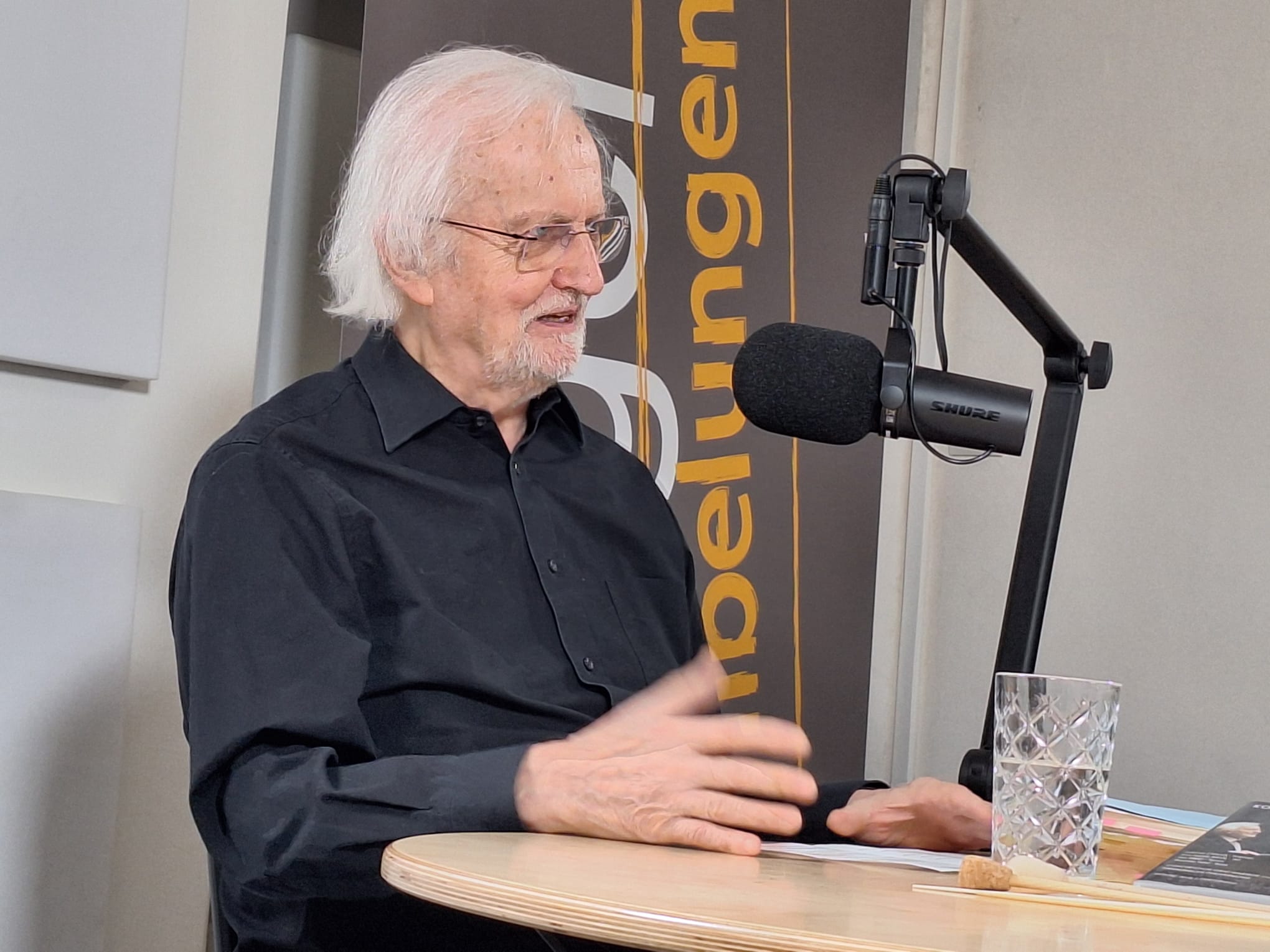 330 Kleine Reporter*innen, große Fragen: Dirigent Alois J. Hochstrasser 330 Kleine Reporter*innen, große Fragen: Dirigent Alois J. Hochstrasser