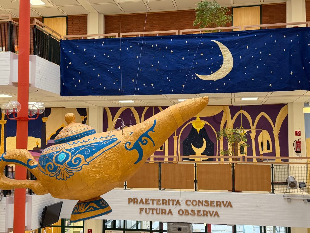 gele große Wunderlampe in Schulgebäude