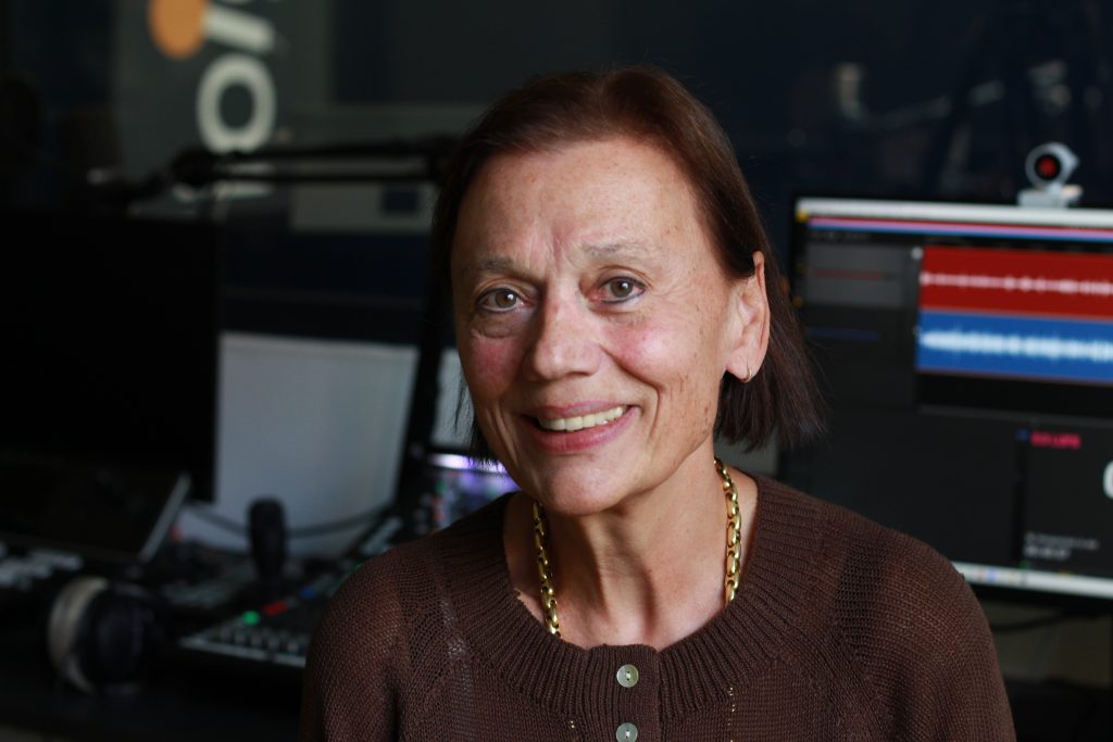 Frau vor dem Schnittcomputer