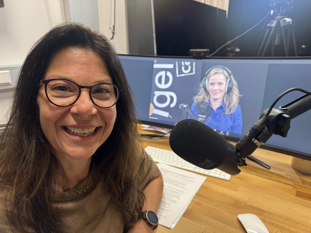 Links im Bild sitzt Frau Prof.in Mag.a Dr.in Silke Rogl (ÖZBF, PH Salzburg) an einem Tisch mit Mikrofon. Rechts im Bild ist HS-Prof.in Mag.a Dr.in Katharina Heissenberger-Lehofer auf einem großen Bildschirm im Hintergrund zu sehen.