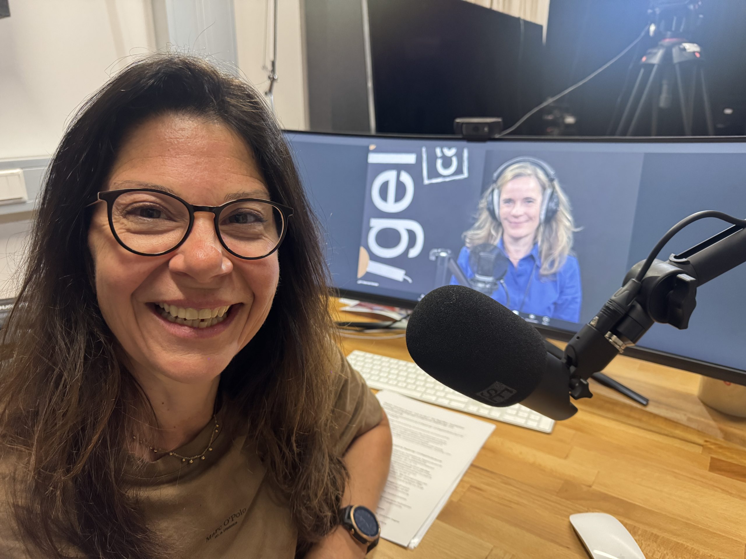 Links im Bild sitzt Frau Prof.in Mag.a Dr.in Silke Rogl (ÖZBF, PH Salzburg) an einem Tisch mit Mikrofon. Rechts im Bild ist HS-Prof.in Mag.a Dr.in Katharina Heissenberger-Lehofer auf einem großen Bildschirm im Hintergrund zu sehen.