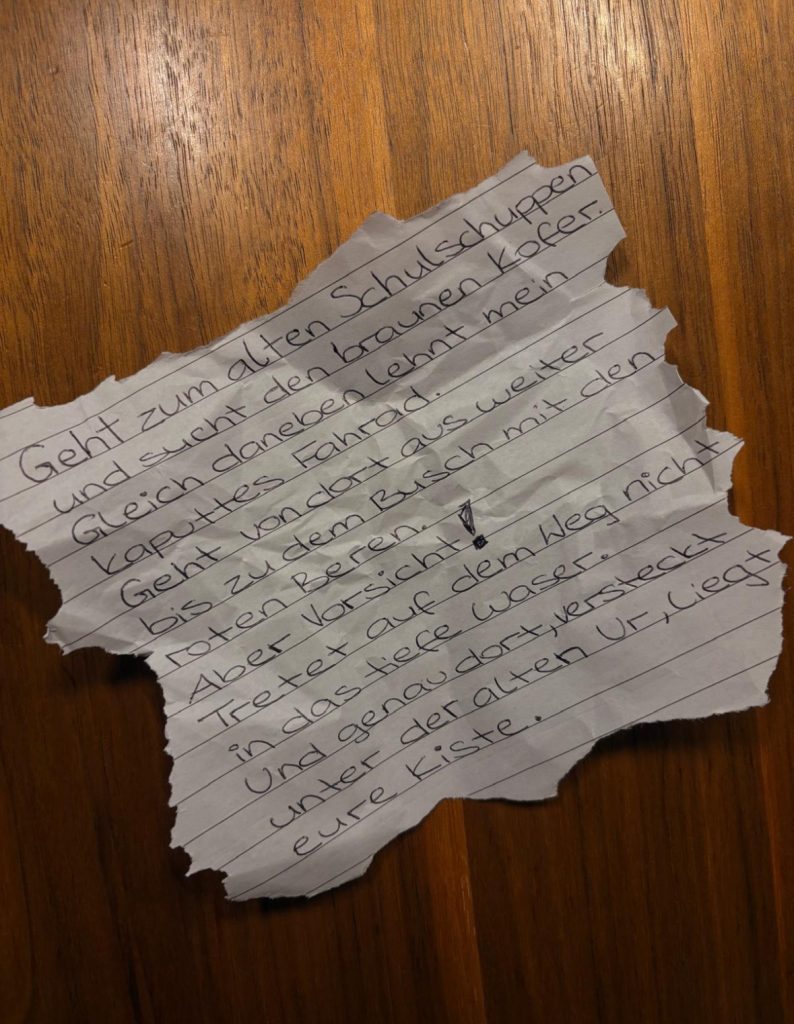 Handgeschriebener Brief aus Papier auf einem Tisch.