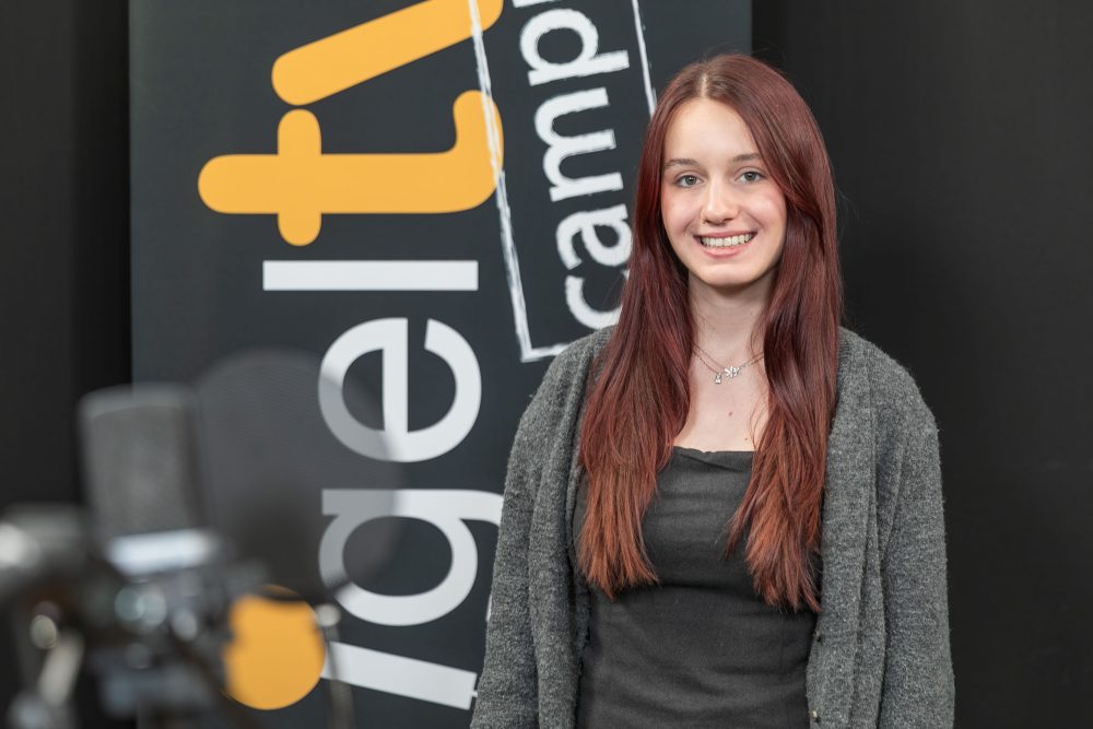 Frau neben Mikrofon im Studio