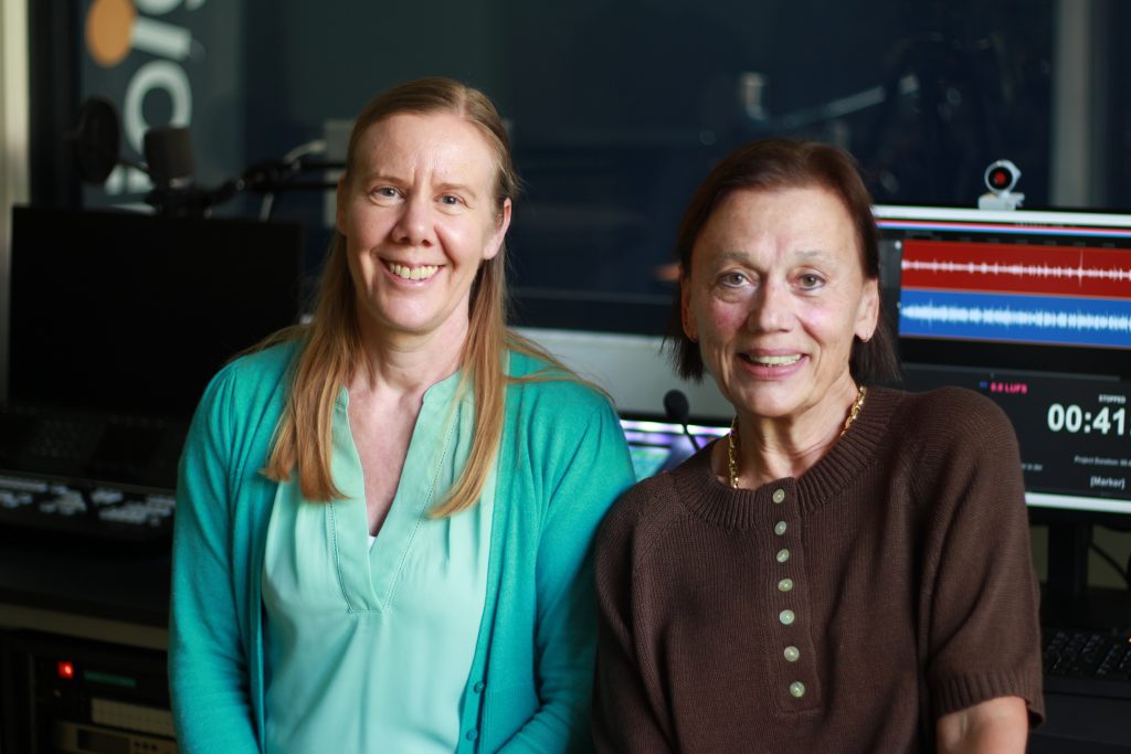 Zwei Frauen vor dem Schnittcomputer im Studio.