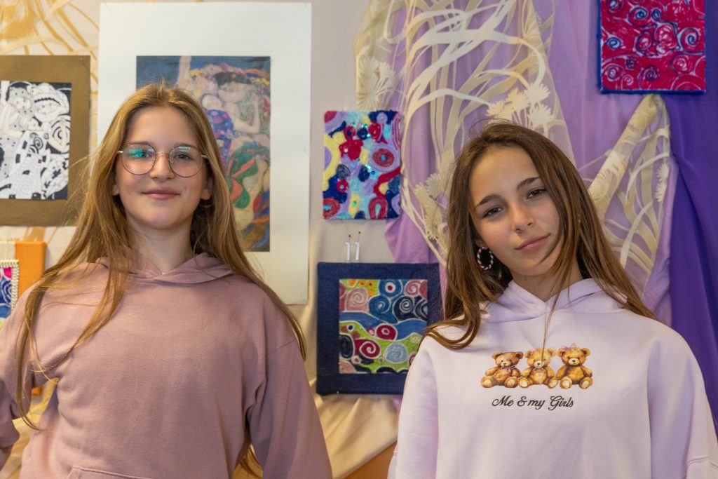 zwei Schülerinnen im Kunstraum