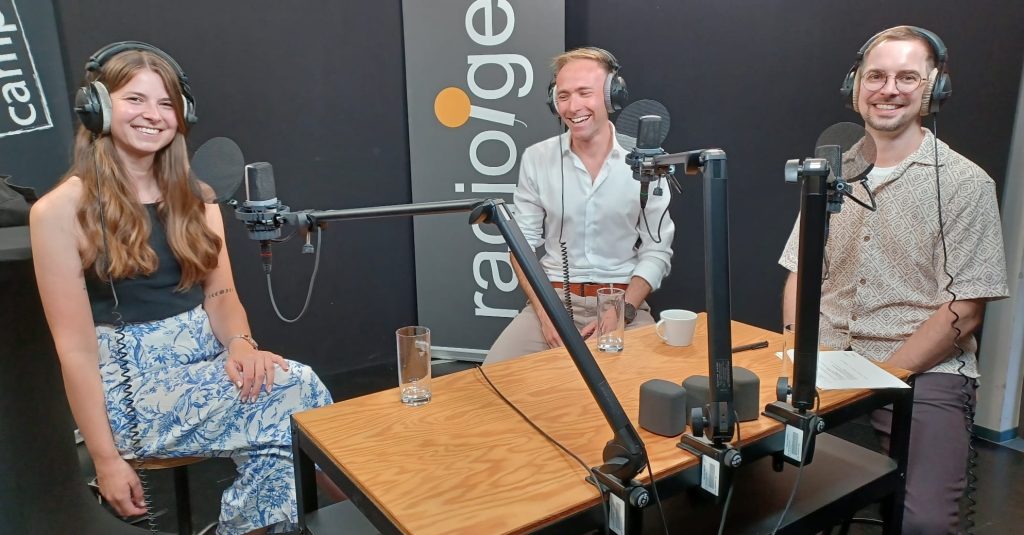 Drei Forscher*innen im Studio mit Kopfhörern und Mikrofonen.